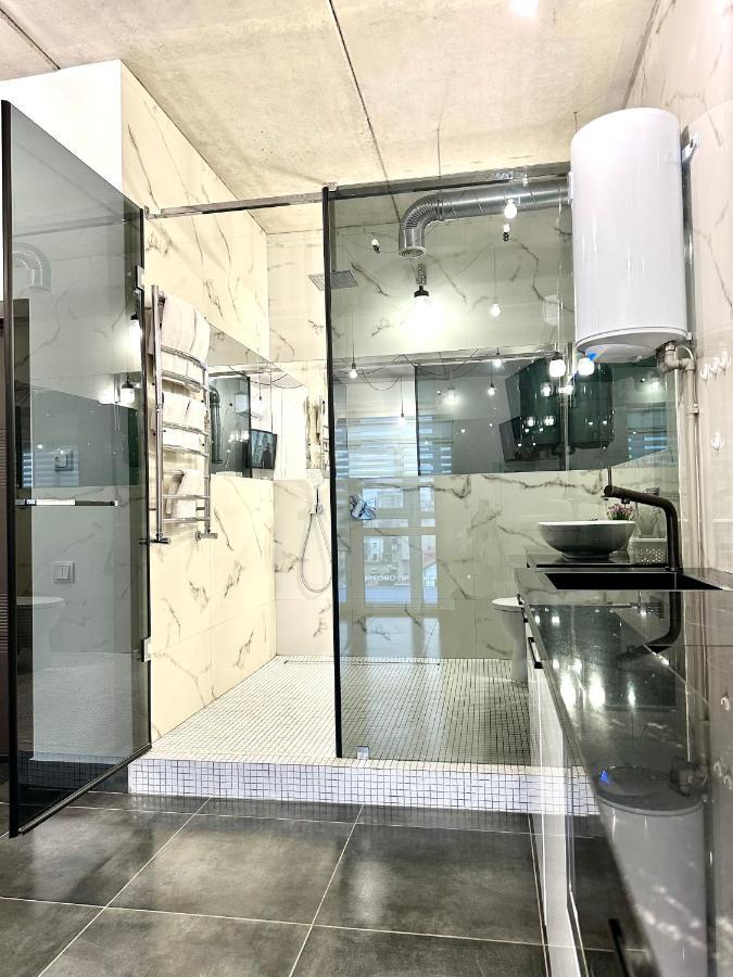 Designer Apartments In The City Center Rivne Esterno foto