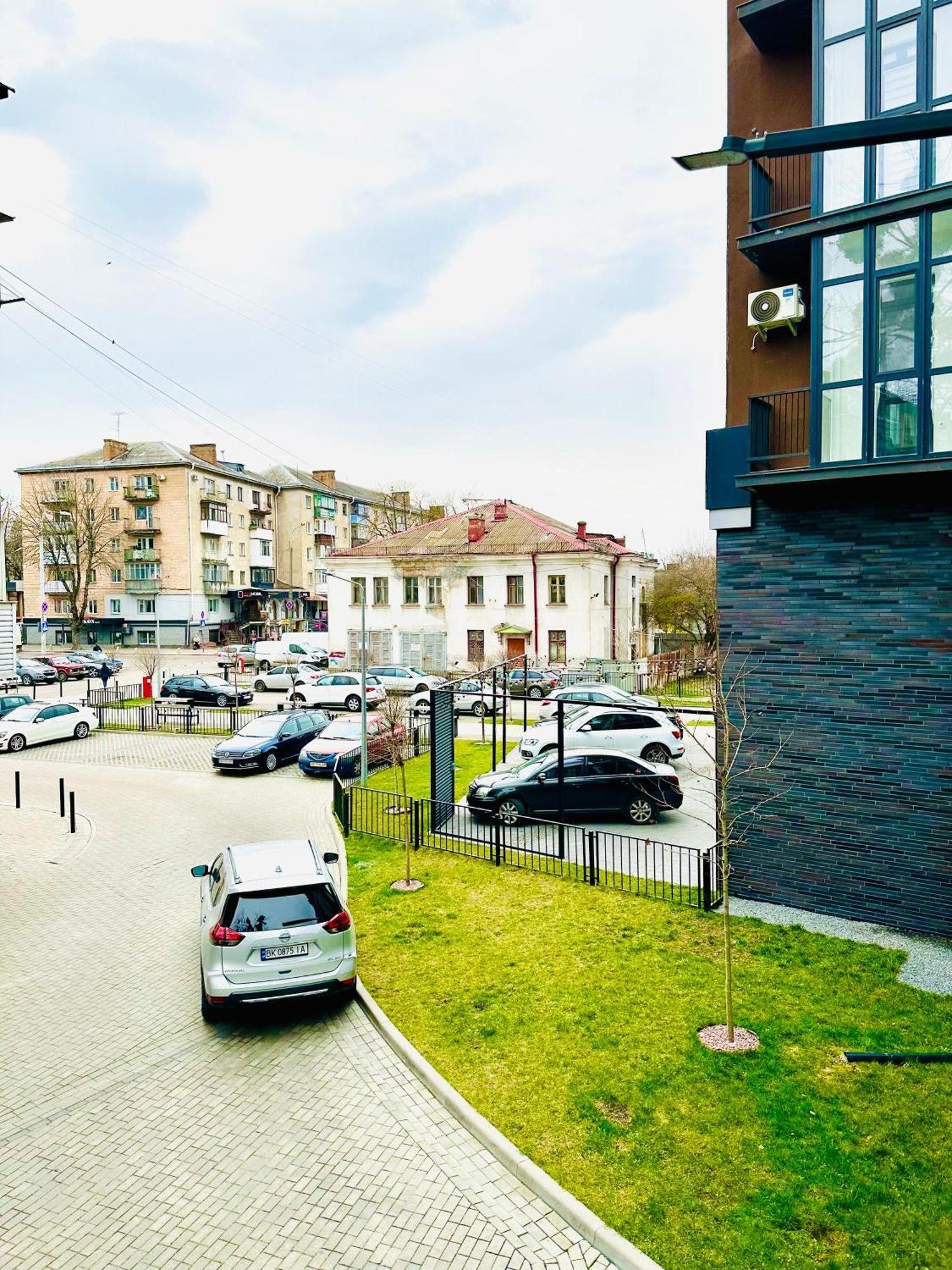 Designer Apartments In The City Center Rivne Esterno foto
